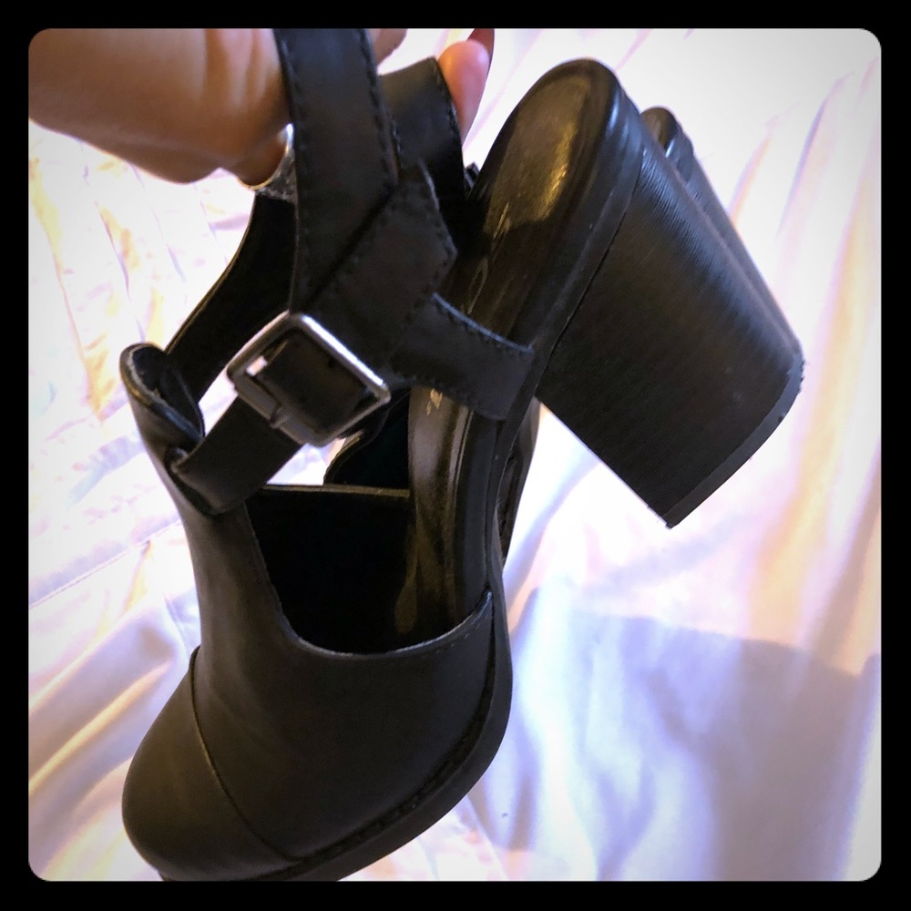 BLACK CLOSED TOE MULES